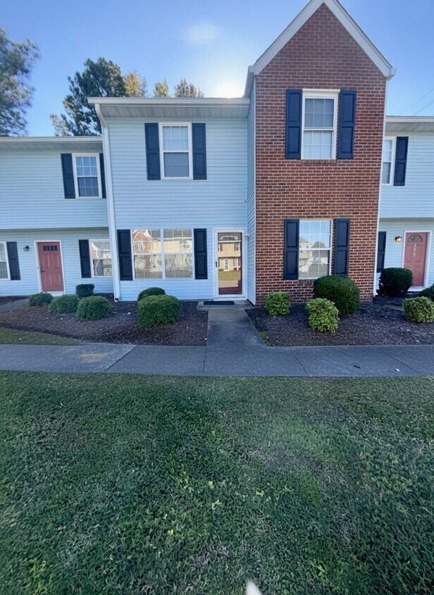 Foto principal - 2 Bedroom, 2 Full Bathroom Condo in Western Branch