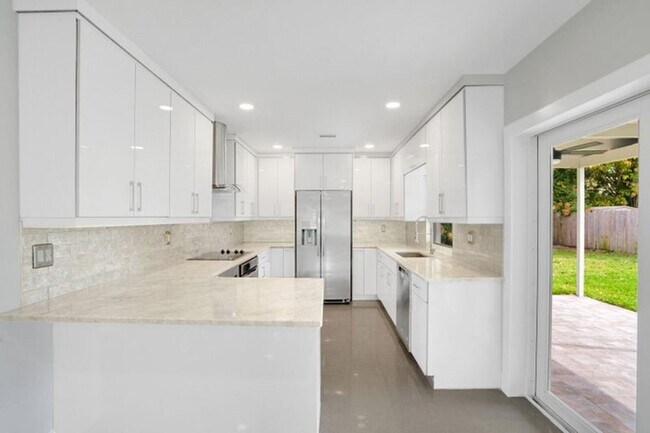 Foto del edificio - 475 NW 16th Street, Boca Raton, FL 33432