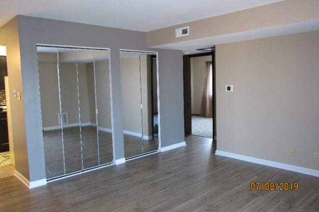 Building Photo - 14785 Lake View Dr