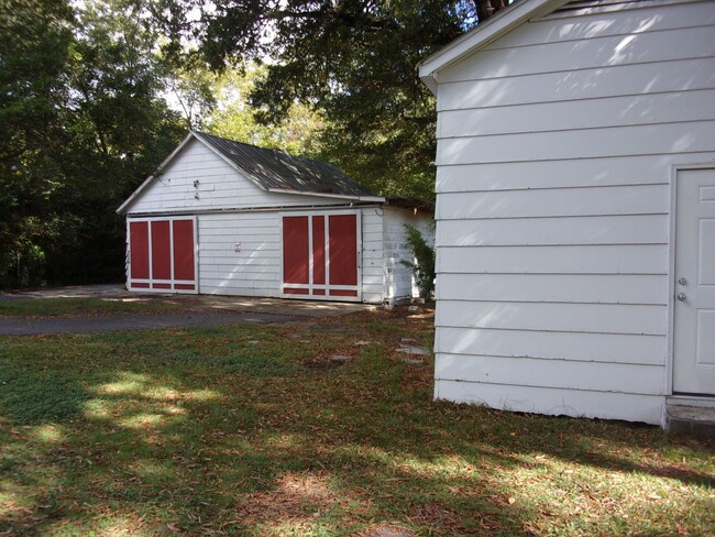 Building Photo - 2 Bedroom 2 Bath Home with Multiple Exteri...