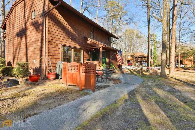 Building Photo - 13 Northlake Dr