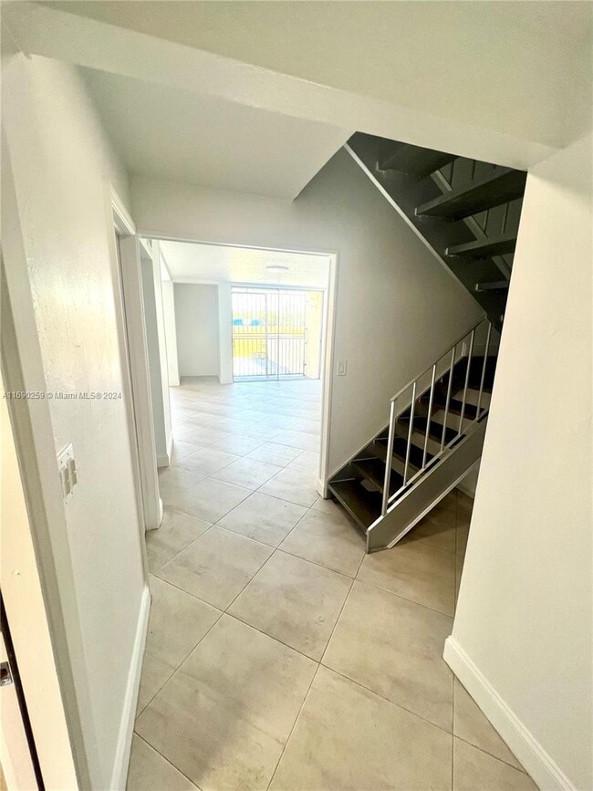 Building Photo - 9175 Fontainebleau Blvd