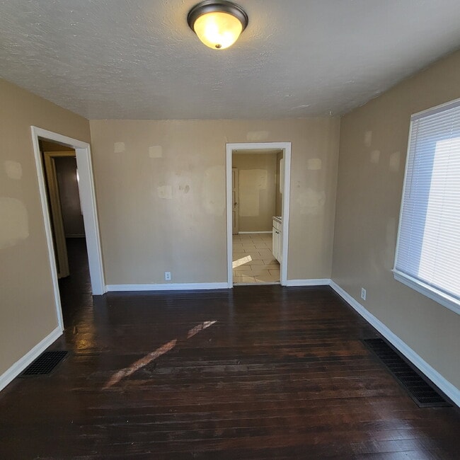 Building Photo - 2BR House w/Fenced Yard!