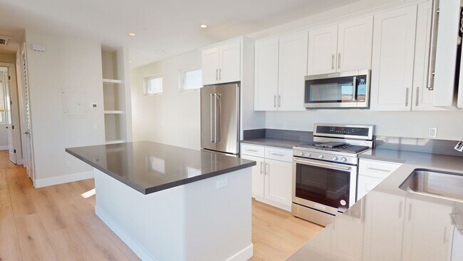 Building Photo - 212-214 IB Blvd.