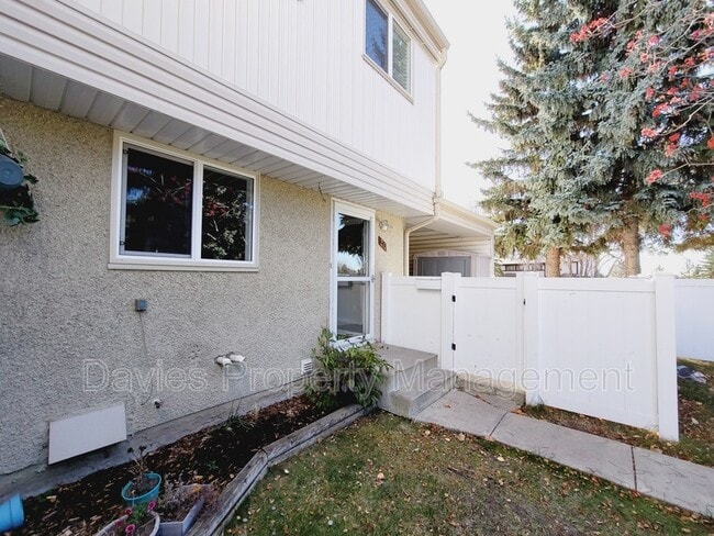 Building Photo - 20 WoodVale Village NW