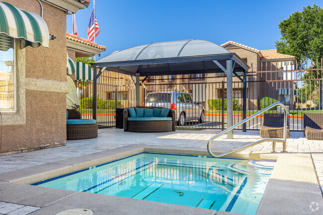 Piscina las 24 horas & jacuzzi - Tiffany Place Apartments