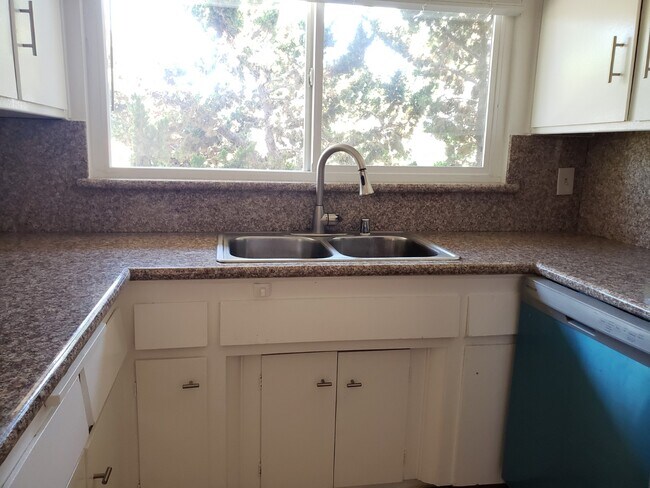 Kitchen full backsplash granite top - 1025 Idaho Ave