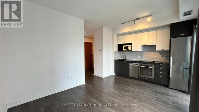 Building Photo - 275 Village Green Square