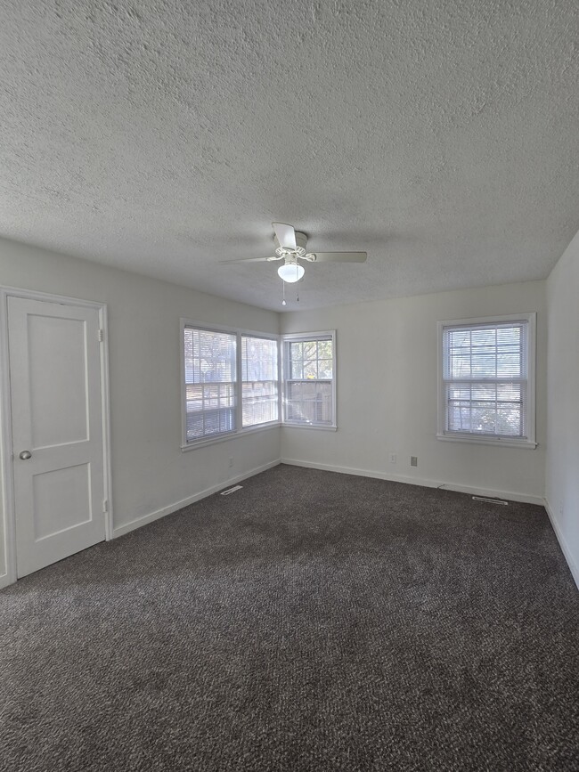 Building Photo - 1102 Dellrose