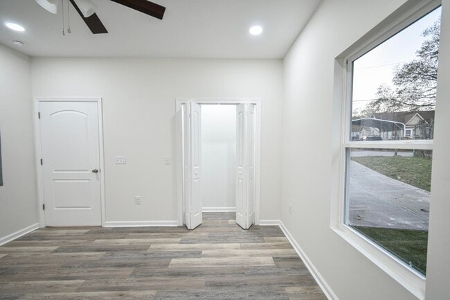 Building Photo - ~2122 Circular Drive