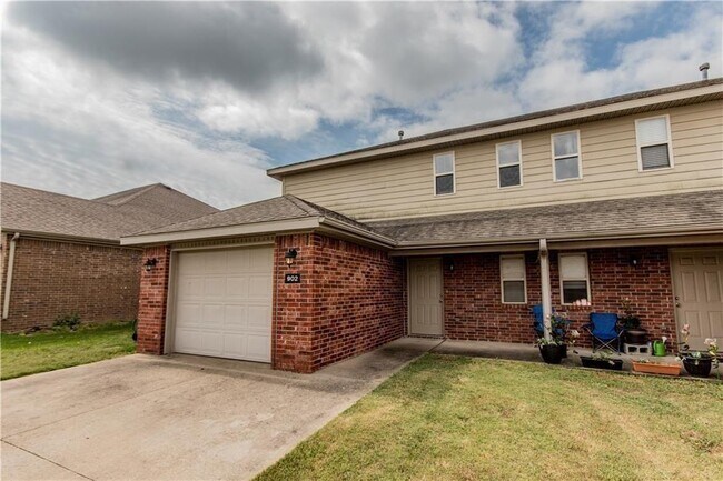 Foto del edificio - 902 Oakwood Ln