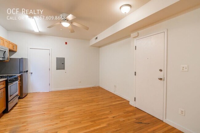 Building Photo - 2 Bed Spruce Hill Apartment