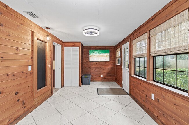 Building Photo - 320 Calhoun Ave