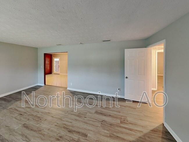 Building Photo - 6614 Larne Ave