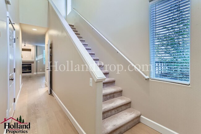 Foto del edificio - Charming 4-Bedroom Home with Private Hot T...