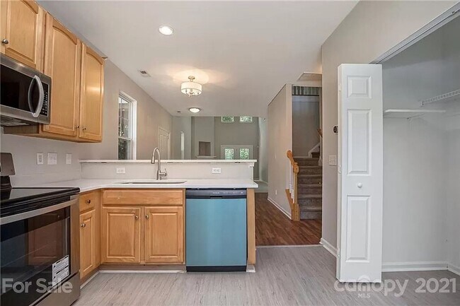 Foto del edificio - Room in 3 Bedroom Townhome at Princeton Vi...