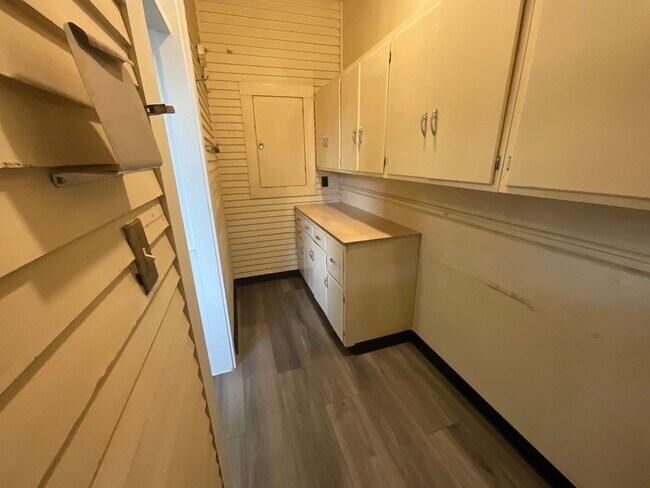Building Photo - Historical 3-Bedroom Home Near Downtown Be...