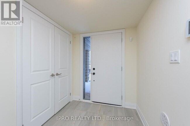 Building Photo - 2538 Littlefield Cres