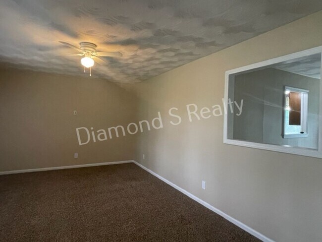 Foto del edificio - 4 Bedroom Home Available Now! Southwest Springfield!