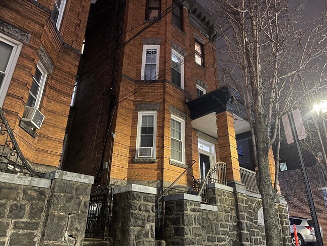 Building Photo - 1712 Summit Ave