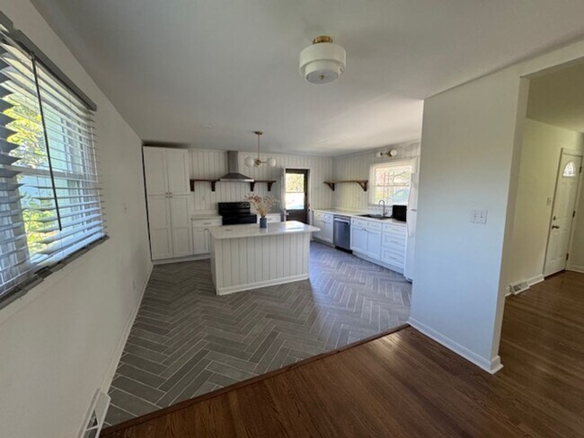 Foto del edificio - 4 Bedroom Remodeled House off Old Forest Road
