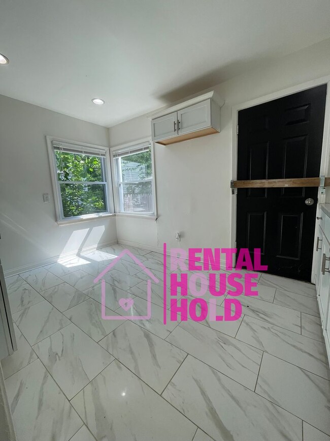 Foto del edificio - ~ 3 BEDROOM 1 BATH BUNGALOW FREE PRE-SCREEN