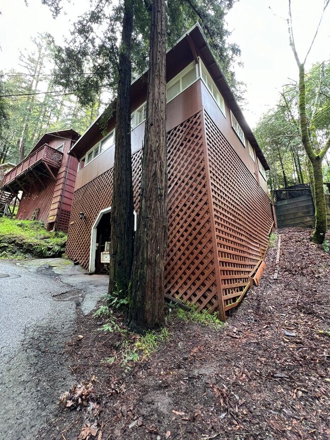Building Photo - Two Bedroom hilltop home with Carport, lar...