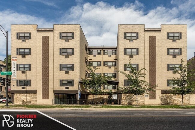 Building Photo - 6725 N Sheridan Rd