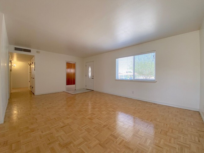 Foto del edificio - Northeast El Paso 4 bed(possible 5th) with...