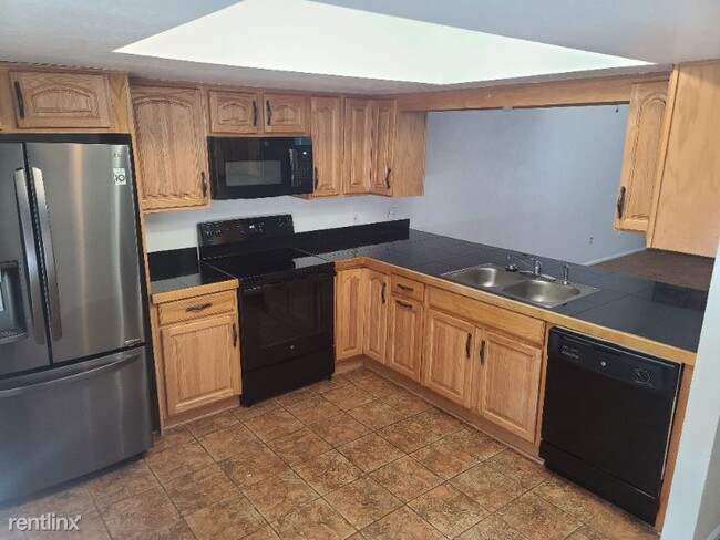 Foto del edificio - 3 br, 2.5 bath Townhome - 13680 E Evans Ave