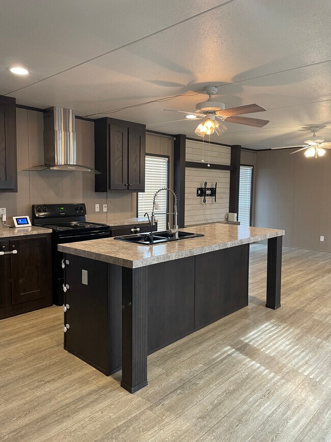 Building Photo - 3017 Fernwood Dr