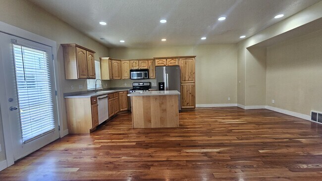 Foto del edificio - 2718 N Elm Dr