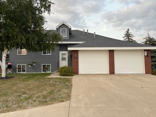 Vista frontal del condominio - 703 E Tin St