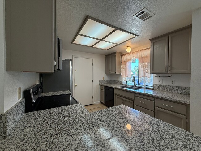 Building Photo - Get $400 Off Your 1st Month's Rent