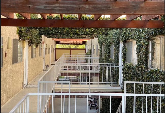 Spacious and Bright Upper Level Unit Ready For Move In! - Spacious and Bright Upper Level Unit Ready For Move In! Apartment