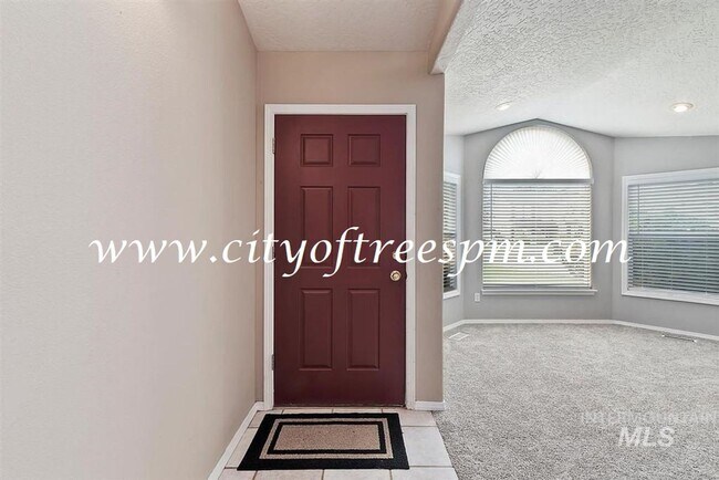 Foto del edificio - Fantastic 4 bed 2 Bath, 3 Car Garage with ...