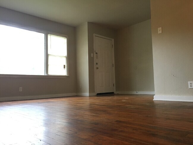 Living Room. - 2011 Magnolia Drive