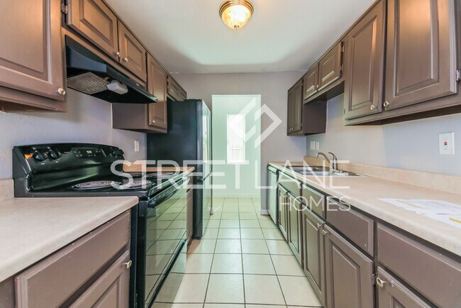 Building Photo - Charming 4 Bedroom in Dallas!