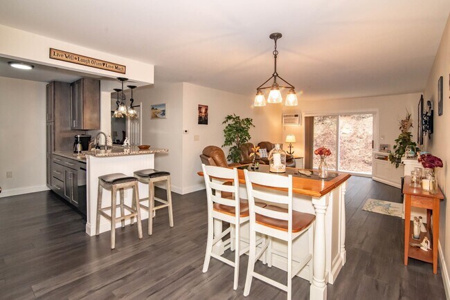 Foto del edificio - 245 Edward J Roy Dr