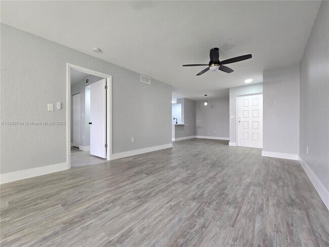 Building Photo - 2831 N Oakland Forest Dr