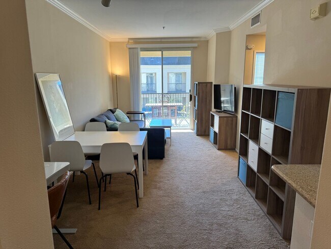 Building Photo - One Bed One Bath Penthouse Unit with View