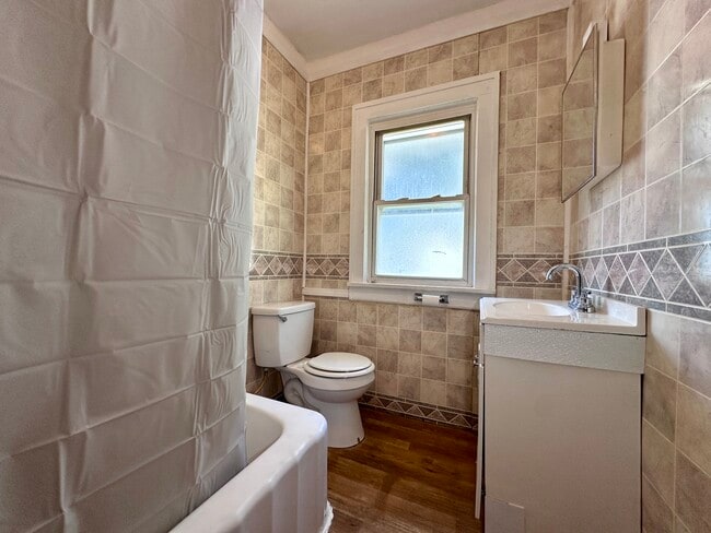 Building Photo - 611 Raymond St