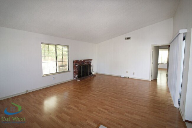 Foto del edificio - 3422 Gradell Pl