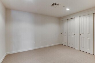 Building Photo - 914 Main St