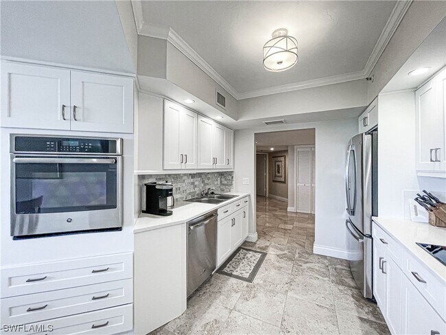 Building Photo - 8111 Bay Colony Dr