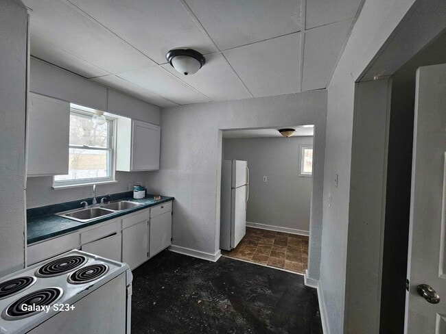 Building Photo - 669 Inman St