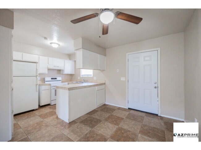 Foto del edificio - Experience the Perfect Haven in this Delightful Corner Unit 2/1.5 Phoenix Townhouse