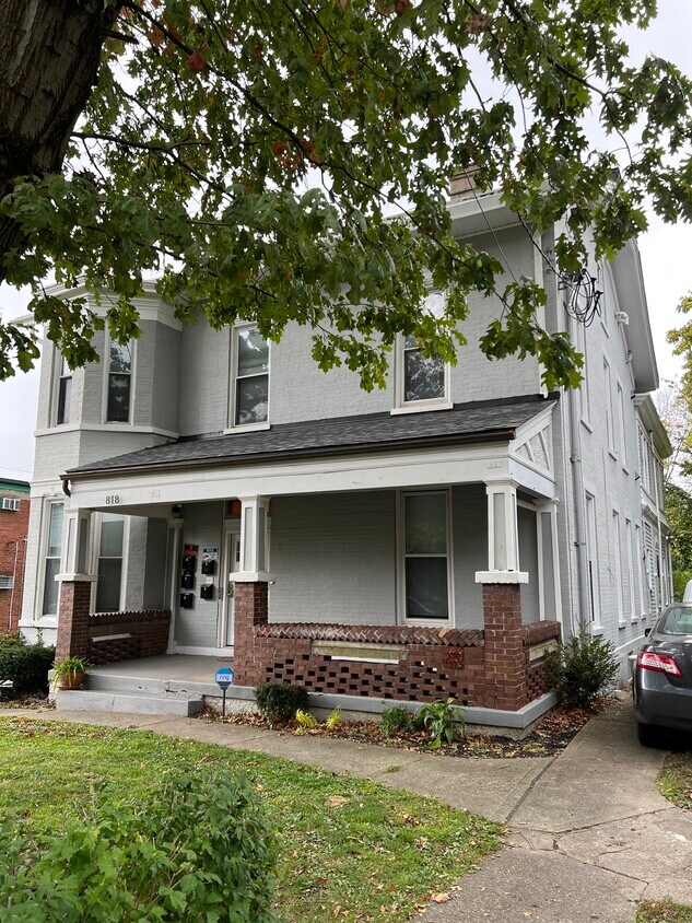 Front of building - 818 Oak St