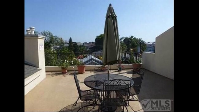 Roof deck - 3990 Centre St