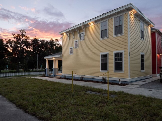 Building Photo - Porter's Lakeside - Luxury 4 Bedroom, 4 Ba...